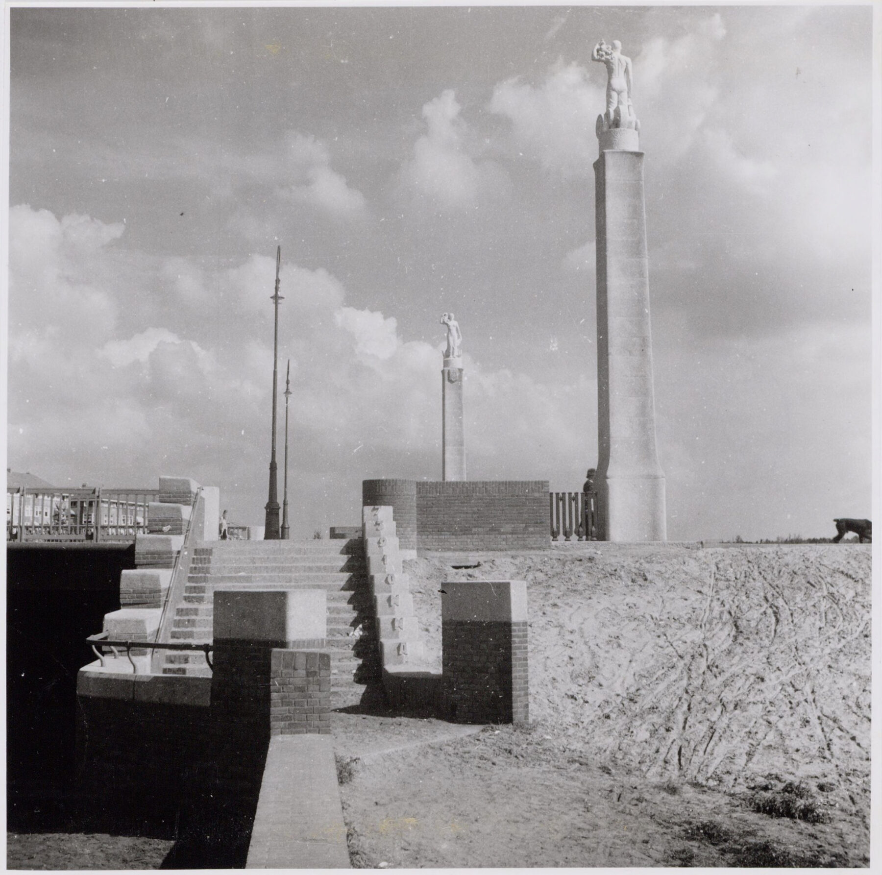 De trappen bij de Aldo van Eyckbrug. De brug bij het Olympisch Stadion werd in 1938 gebouwd naar een ontwerp van Piet Kramer