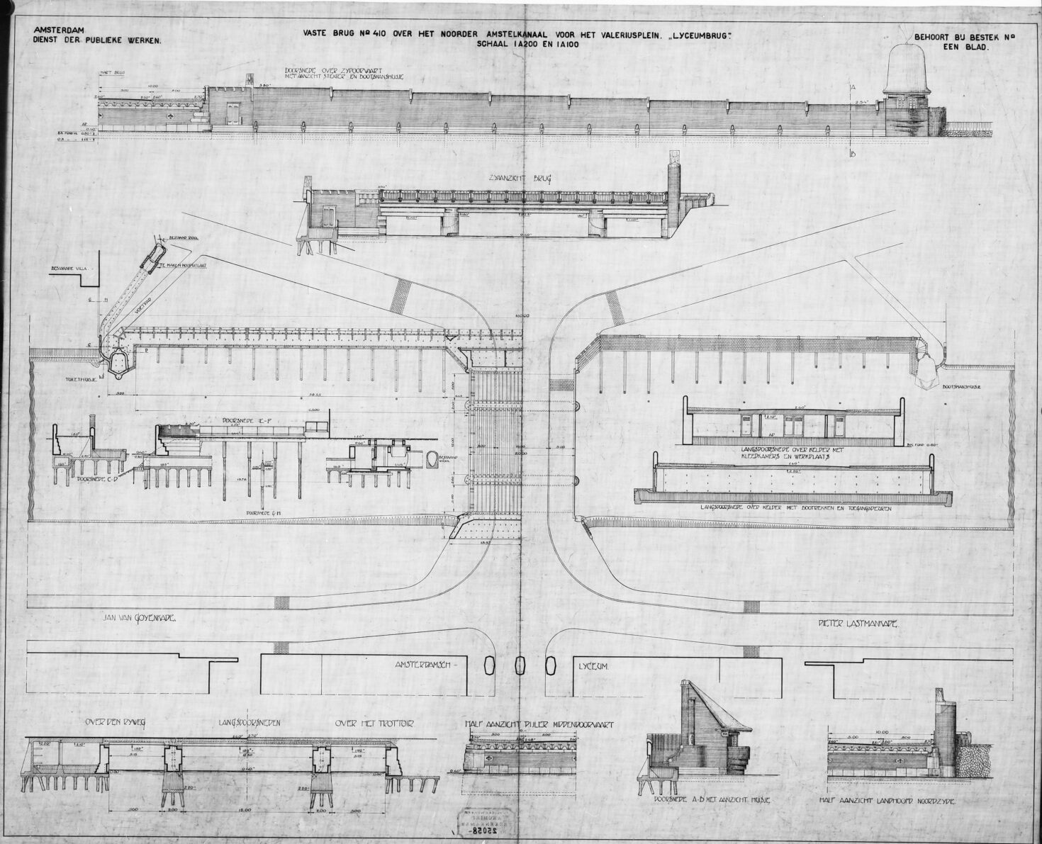 Kramer maakte een gesamtkunstwerk, van de brug en bouwwerken in de omgeving, zoals hier te zien op deze tekening van brug 410, de Lyceumbrug over het Noorder Amstelkanaal. Je ziet bovenaanzicht en doorsneden van de brug, kade en brugwachtershuisje