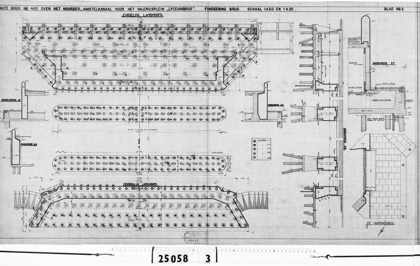Bouwtekening met een bovenaanzicht van brug 410, de Lyceumbrug, over het Noorder Amstelkanaal. Onder en boven zie je de landhoofden, daartussen de pijlers. In totaal staan er honderden palen onder de constructie.
