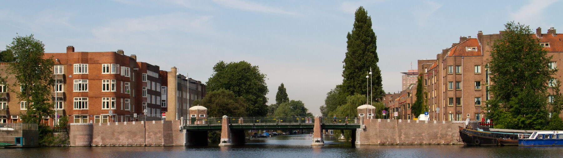 Zicht op de PL Kramerbrug tussen de Amstel en het Amstelkanaal. Dit was de eerste brug die door Kramer gerealiseerd werd voor Plan Zuid.