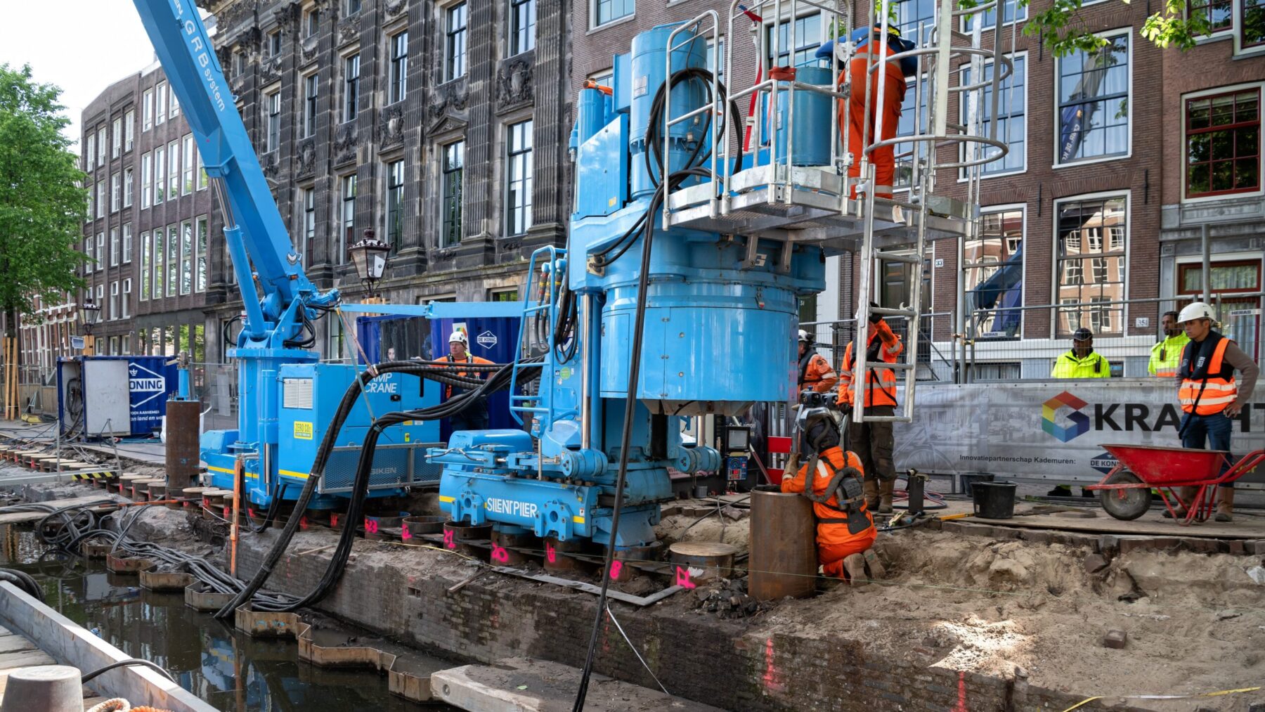 Grote machine die palen in bodem duwt