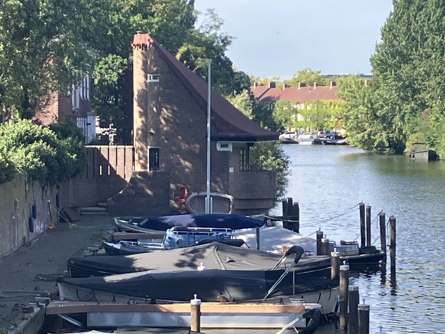 Een van de 2 brughuisjes van de Lyceumbrug met op de voorgrond een paar sloepjes aan de steiger