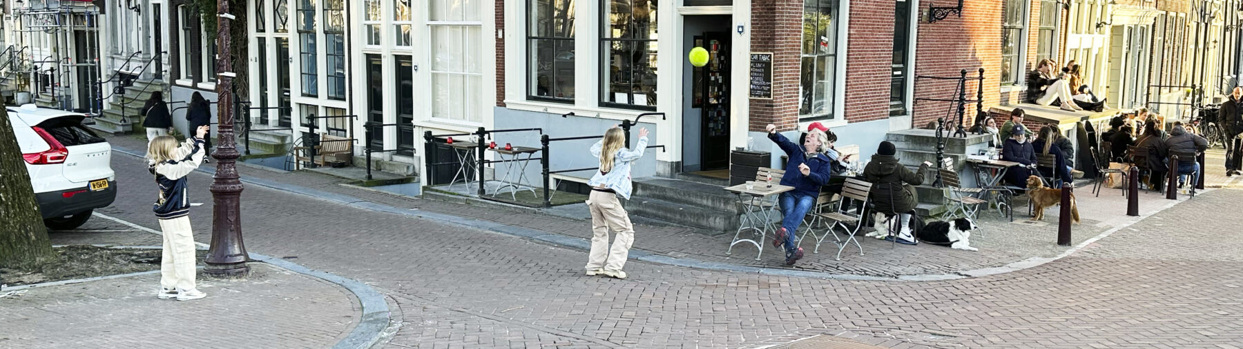 Kinderen spelen met een bal bij Cafe Tabac aan de Brouwersgracht
